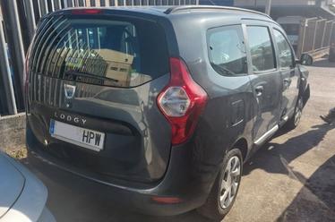 Compra y venta de coches rotos.
