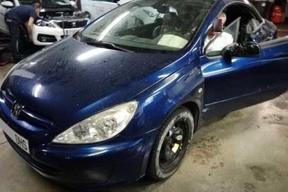 Compra y venta de coches rotos.