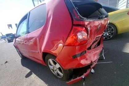 Compra y venta de coches rotos.