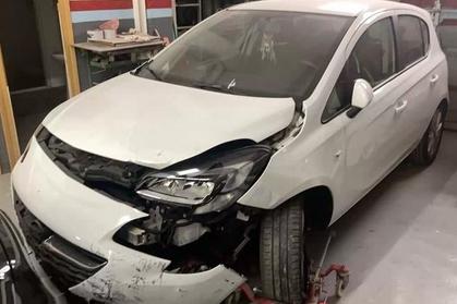 Compra y venta de coches rotos.