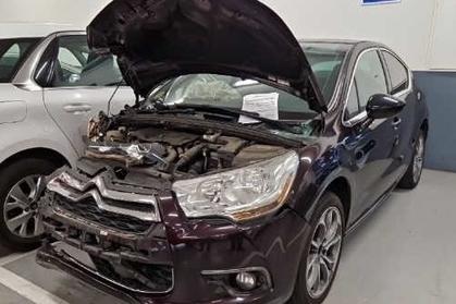 Compra y venta de coches rotos.